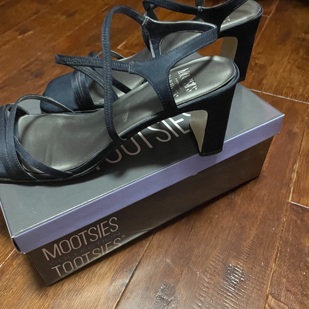 Mootsies Tootsies Navy Satin Heels - Picture 2 of 7
